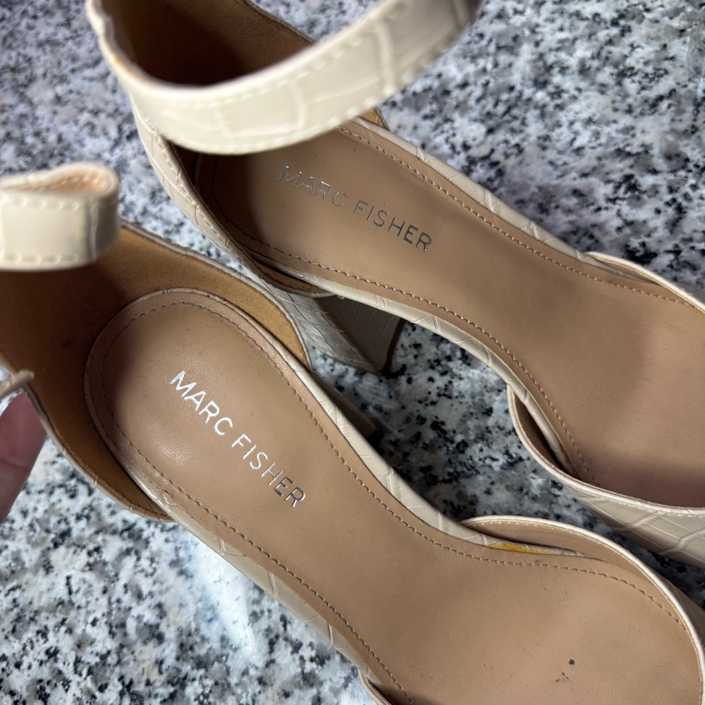 Marc Fisher EUC Gilson Faux Croc Leather Elegant Cream Block Heel Pumps Size 9 - Picture 7 of 10